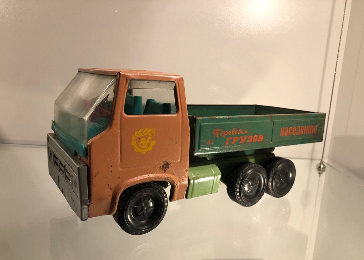 Фото из личного архива автора. Февраль, 2023 год. Фото игрушечной машины советского периода из экспозиции Музея автомобильной техники (г. Верхняя Пышма, Свердловская область).