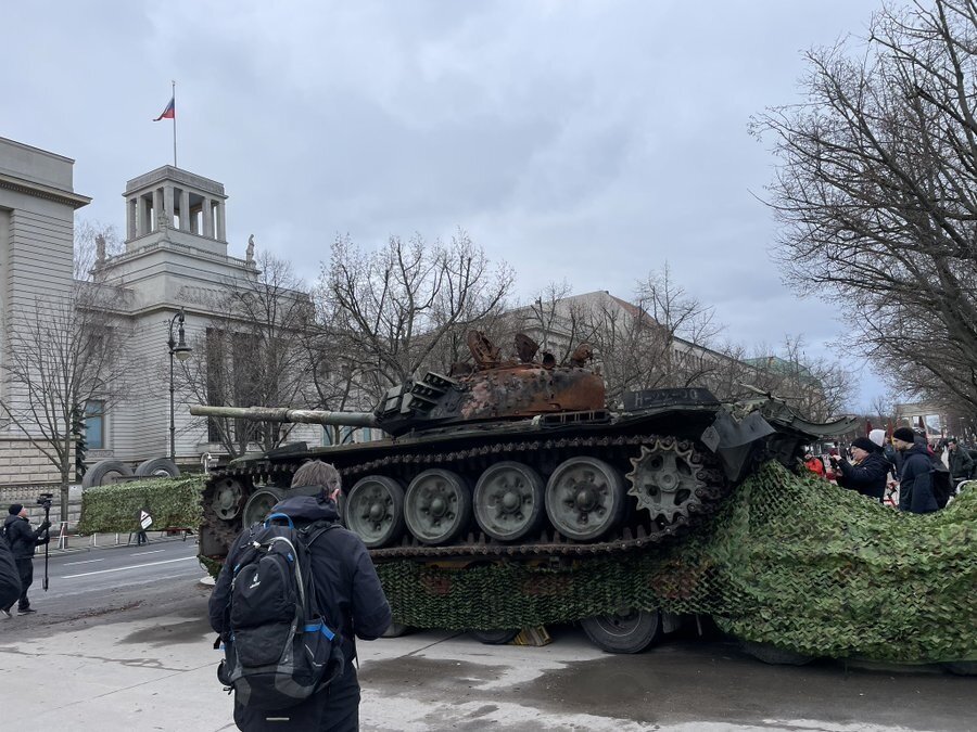 Перед посольствами России в Берлине, Риге и Вильнюсе с утра пятницы, 24 февраля, стоят подбитые на Украине танки Т-72. Аналогичный «перфоманс» ожидается также в Таллинне.