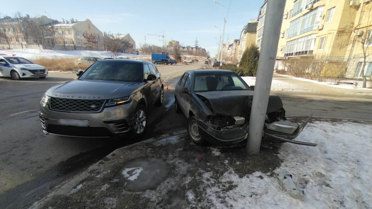     Накануне в Дзержинском районе Волгограда дорогостоящий внедорожник Range Rover «подбил» на перекрестке иномарку классом ниже. При этом Daewoo Nexia еще и налетела на световую опору. Не обошлось без пострадавших, передает ГУ МВД по региону.