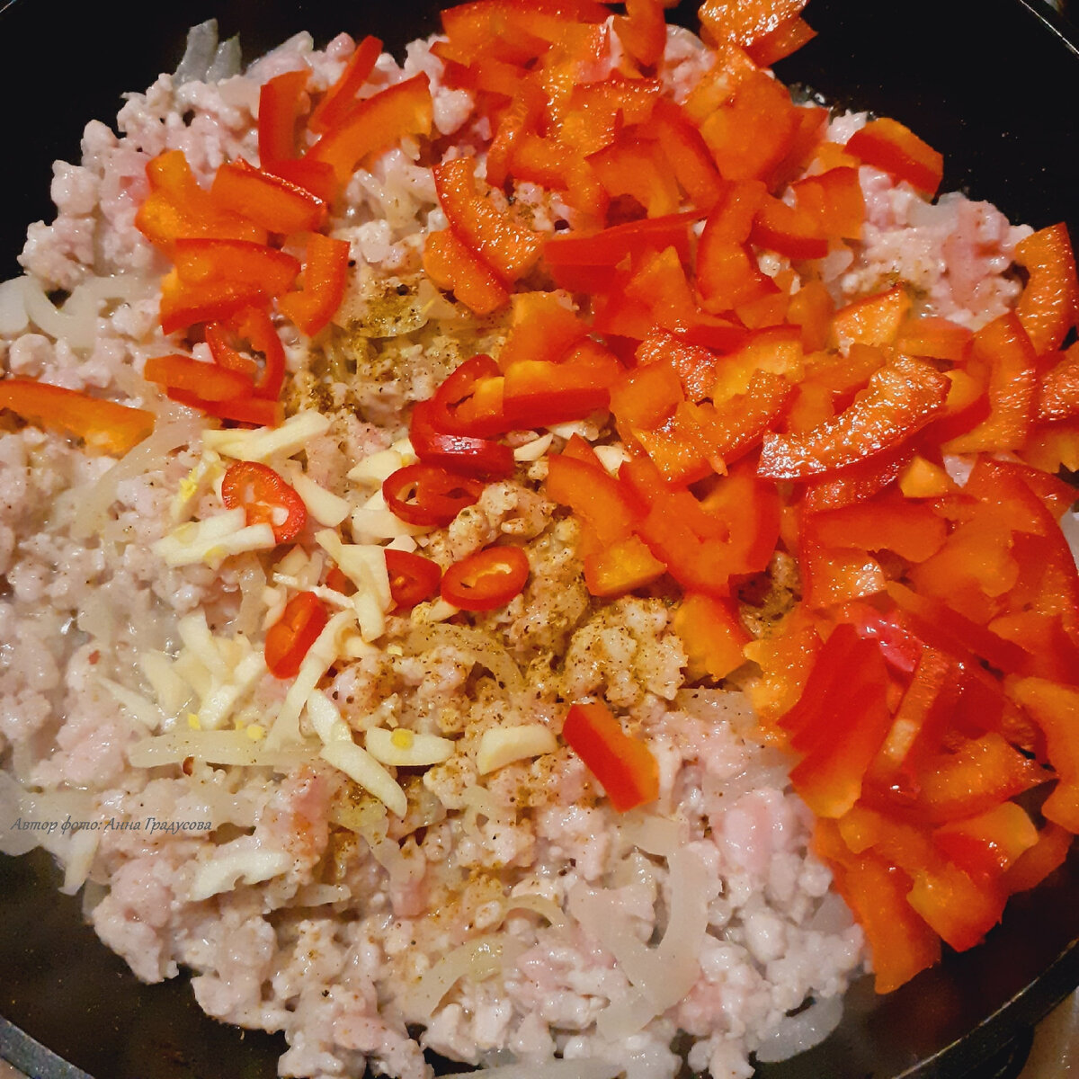 когда фарш хорошенько "схватился", добавляем соль, специи, перец