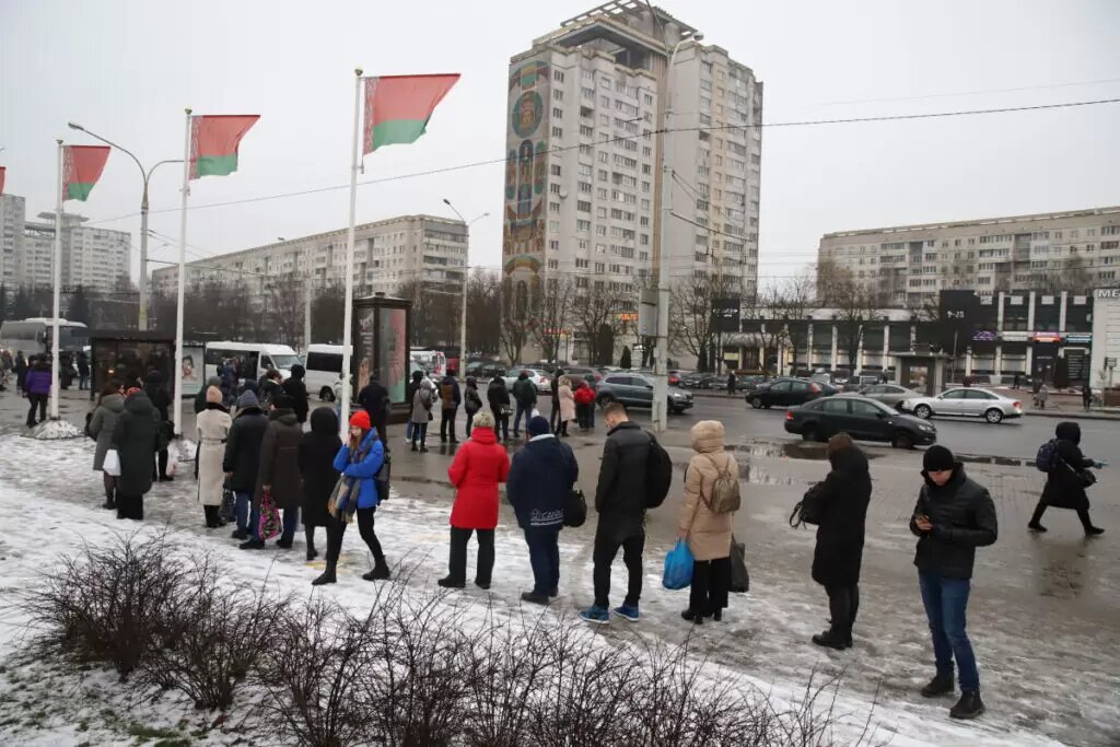 Очередь на маршрутку ст. метро «Восток»