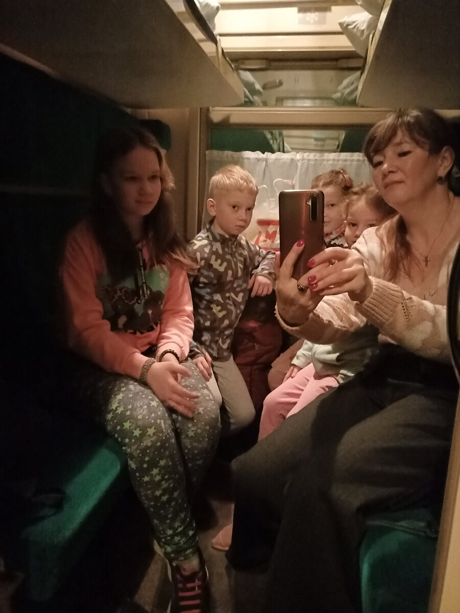 Рано утром сели в Нижнем Тагиле, наше купе, фото из личного архива 
