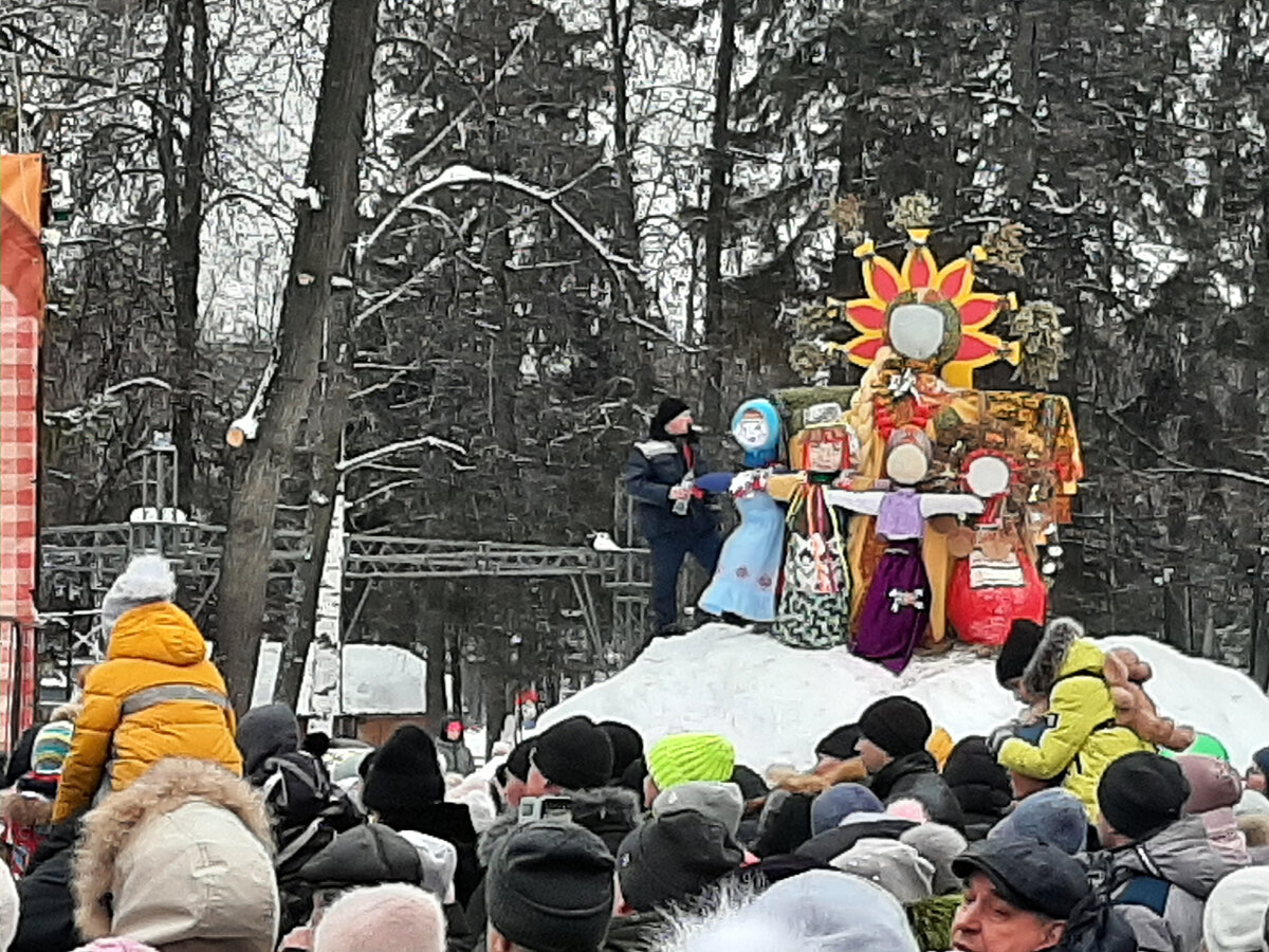 Обливание чучела легко воспламеняемой жидкостью.