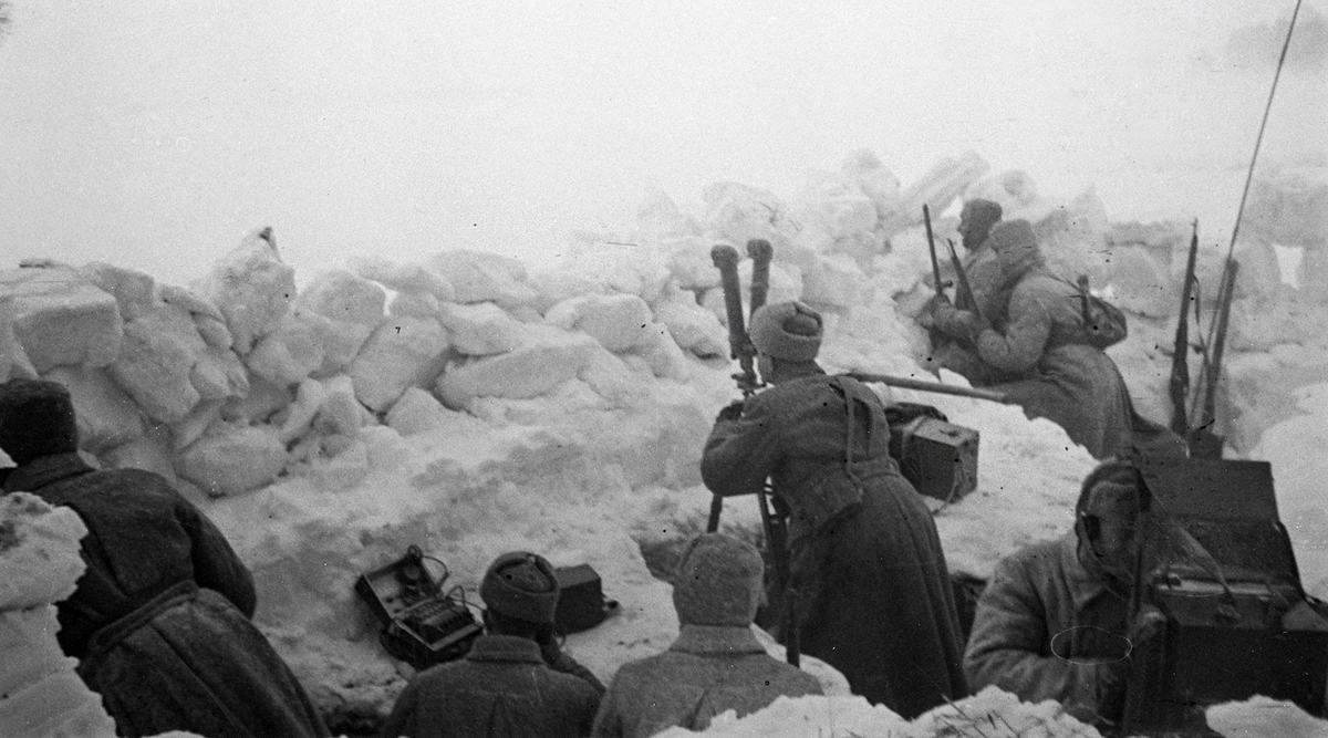 11 февраля 1945 год. Великая Отечественная война 1941-1945 битва под Москвой. Битва под Москвой 1942. Зимнее наступление красной армии 1941-1942. Бойцы в окопах зимой под Москвой 1941-1942.