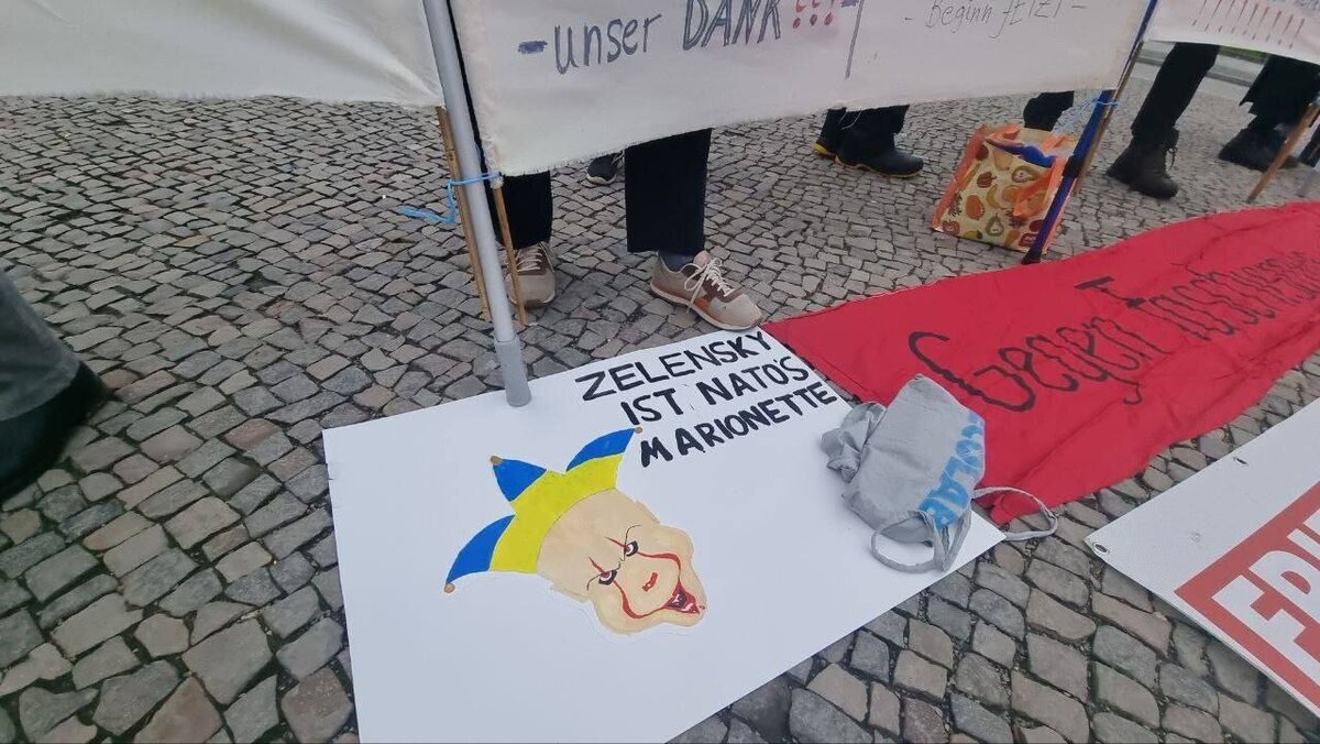 Как в одной простенькой картинке можно уложить столько смысла? Колпак петрушки явно указывает на зависимость героя. Образ клоуна - на его неестественность. А характерный грим - отсылка к известному персонажу по имени Пеннивайз.