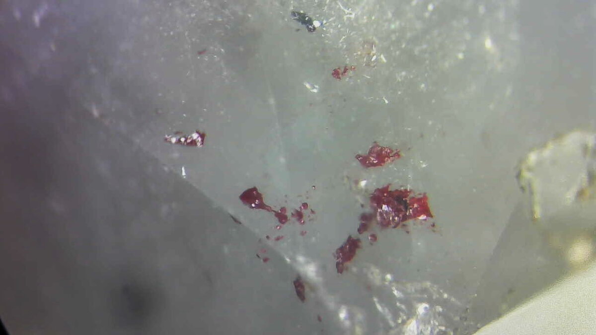 киноварь внутри кристалла кварца