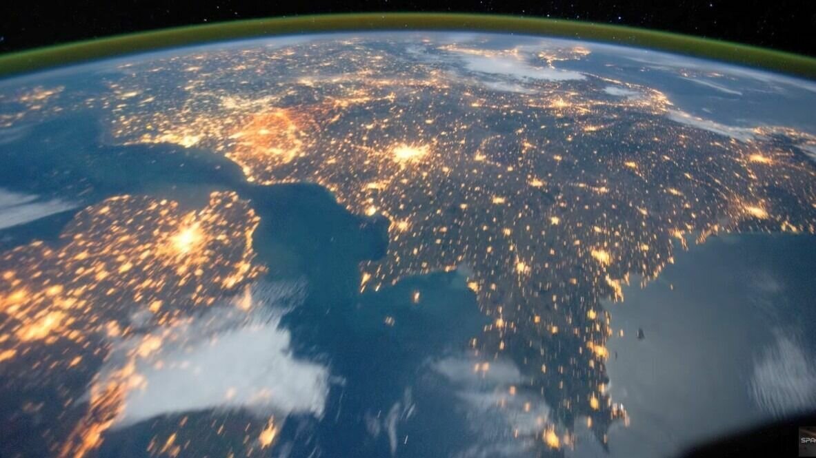     Анализ 200 землетрясений, проведенный учеными разных стран, подтверждает существование пятого слоя планеты, самого глубокого и до сих пор неизвестного геофизикам - почти чистая железная сфера радиусом 650 километров.