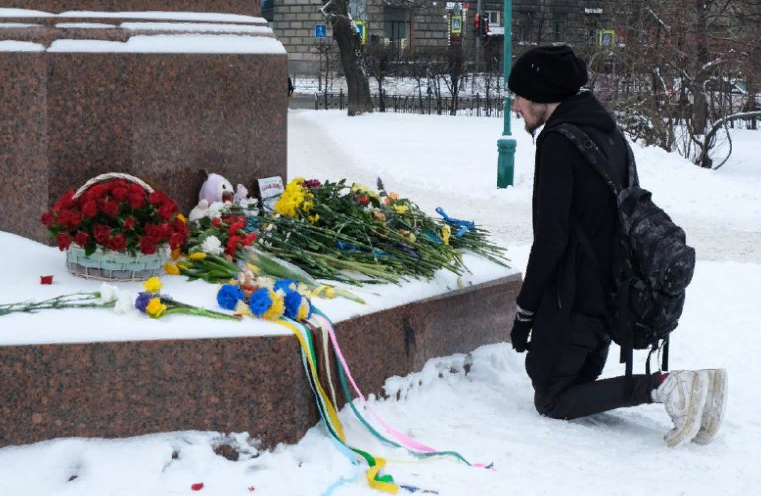 Люди возлагают цветы к памятнику Тараса Шевченко в Петербурге, в память о погибших на Украине