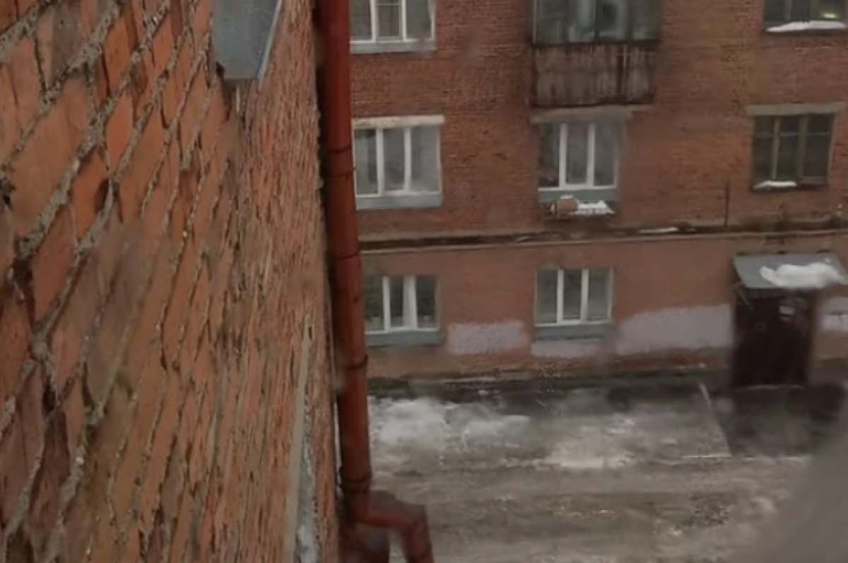    В УК заявили, что чистили крышу.