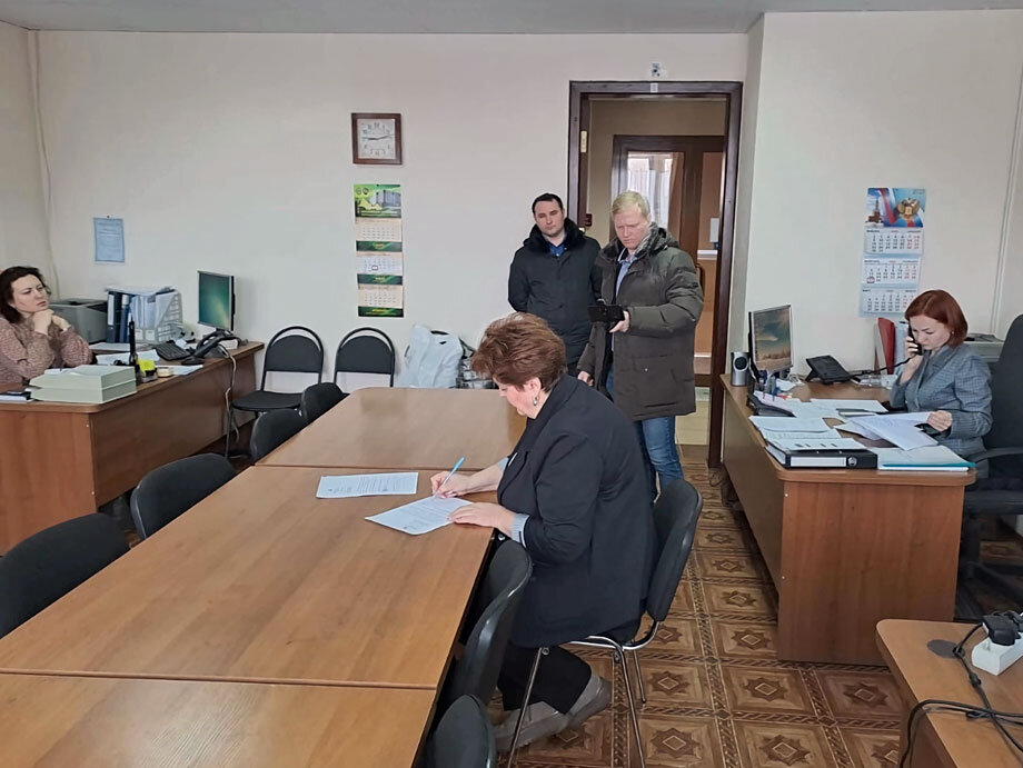 Свои трудовые книжки бывшим работникам пришлось забирать  в этот понедельник едва ли не с боем