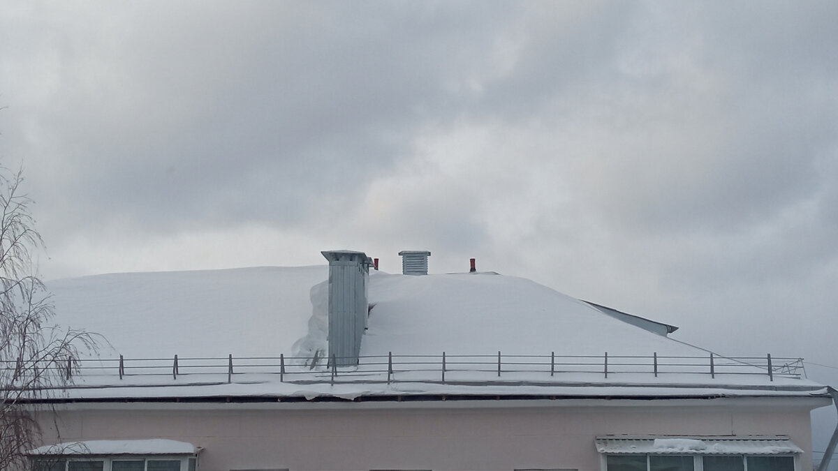 Чуть людей не прибило, зато крыша балкона почищена. 