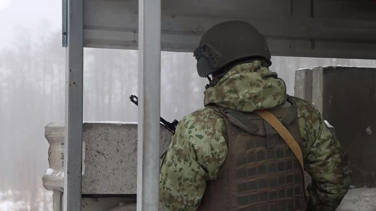    Сотрудник пограничной службы Белоруссии на белорусско-украинской границе. Кадр из видео© Государственный пограничный комитет Республики Беларусь