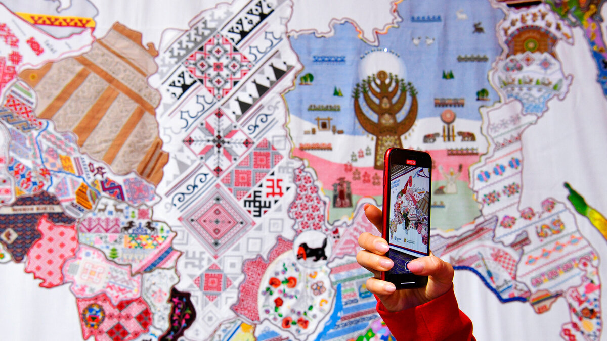 Вышитая карта России. Александр Кряжев/Sputnik