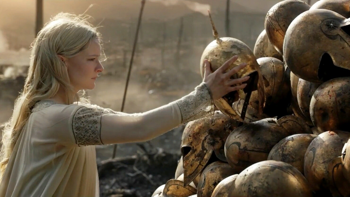 Обновлённая Галадриэль как бы складирует шлёмы поверженных угнетателей