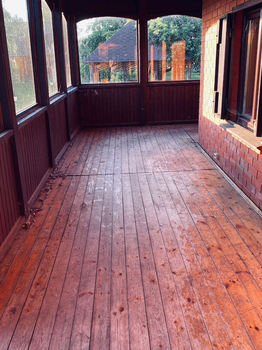 Пол на веранде почистили от старого лака и покрасили. Было 