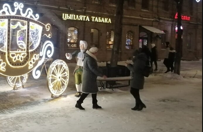 Информацию о ядовитом парфюме, который раздают на улицах города, прокомментировали в МВД. Фото: Царьград.