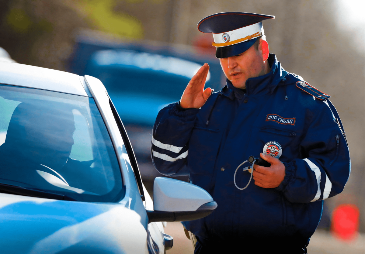 Источник: Яндекс картинки. Инспектор ДПС оформляет водителя