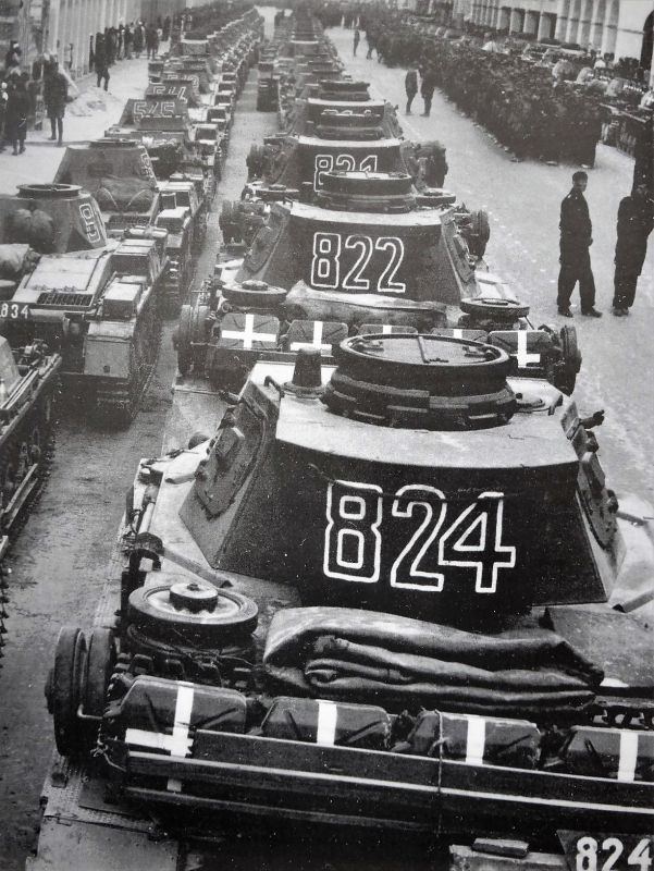 Танки 5-й легкой дивизии (5. leichte Division) вермахта на улице Триполи. Слева и справа находятся колонны легких танков Pz.Kpfw. II, в центре стоят средние танки Pz.Kpfw. III. У левого среза фотографии частично виден легкий танк Pz.Kpfw. I.