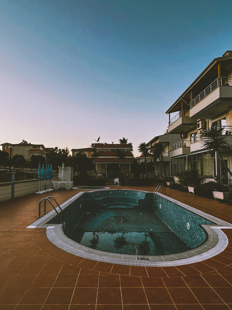 Задний двор нашей квартиры, обслуживание бассейна входит в стоимость ЖКУ, однако чистят и наливают его начиная с апреля по октябрь ежегодно 