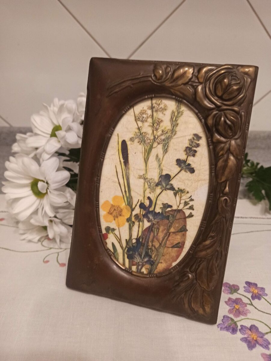 Например, эта из штампованного металла стоит 5300, размером 10*15 см. Штампованный металл, значит аналогов этой рамки очень много. 