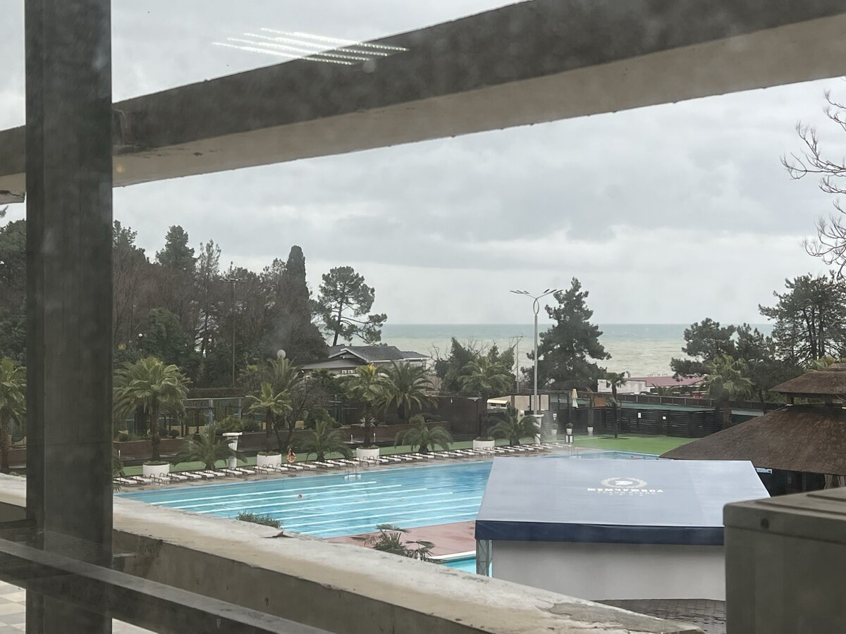 Бассейн и правда есть - плавала 2 раза, очень классно, особенно в тот вечер, когда воздух до -1 остыл. А водичка теплая +28! Кайф!