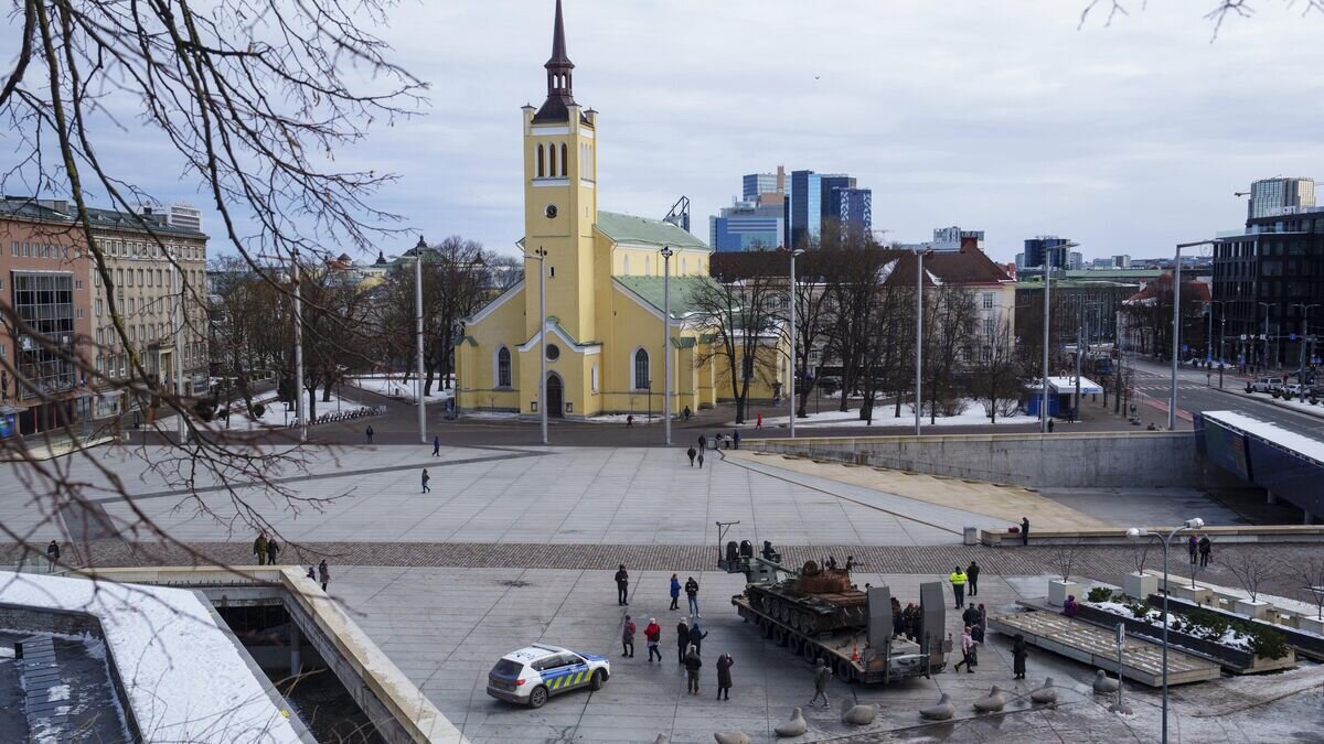    Подбитый танк Т-72, установленный на площади Свободы в центре Таллина, Эстония© AP Photo / Pavel Golovkin