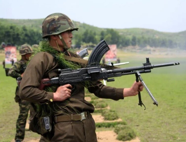 Северокорейский солдат с пулеметом Тип 73.