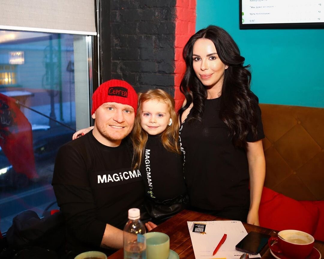    Сергей и Екатерина Сафроновы воспитывают 4-летнюю дочь АлисуСоцсети Сергея Сафронова
