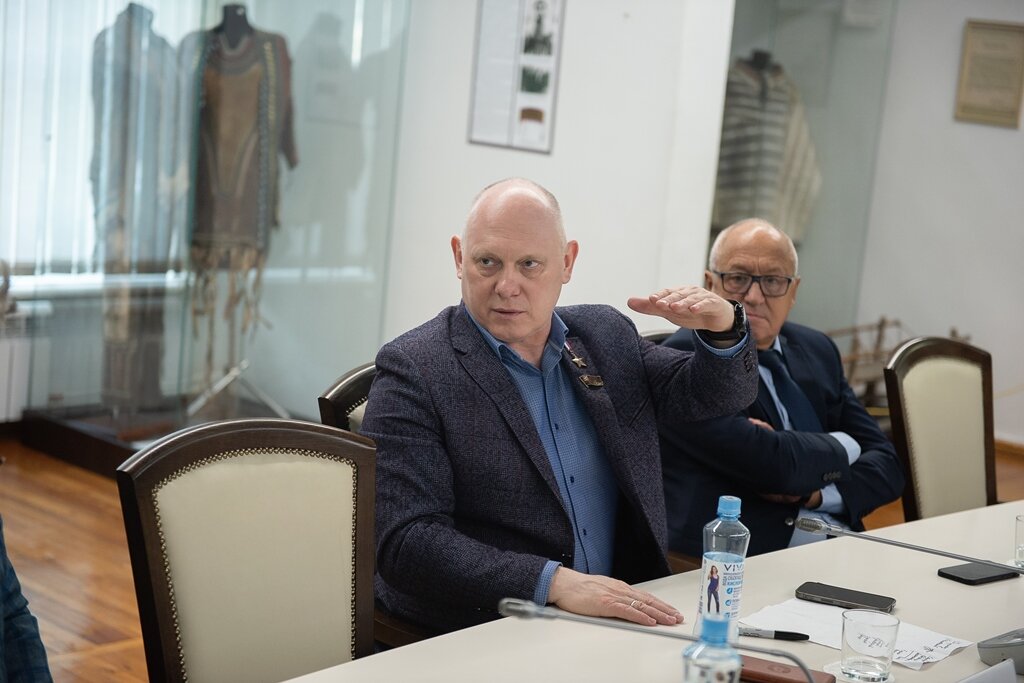 Космонавт Олег Артемьев во время визита в ТГУ