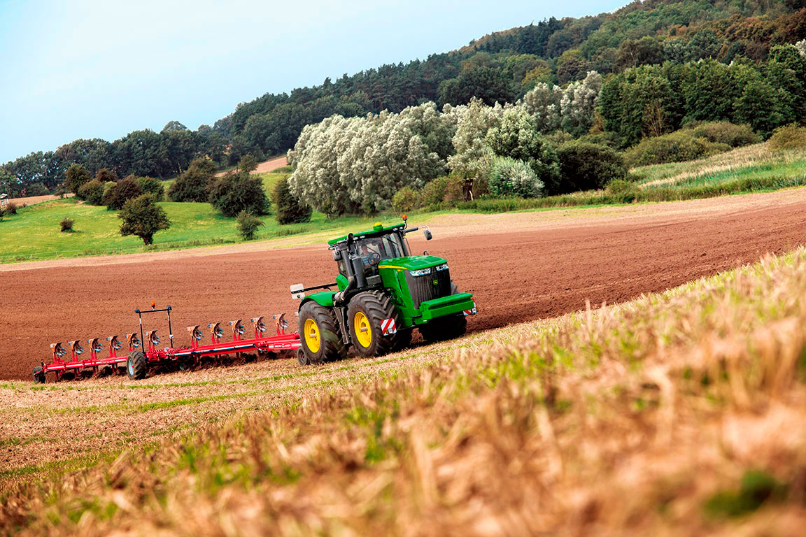 E agriculture. Сельхозпредприятие Джон Дир. Посевная в поле. Сельхозработы на полях. Весенние полевые работы.