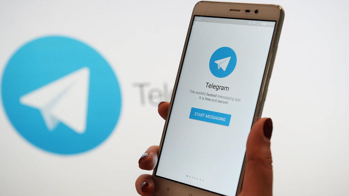    " Мессенджер Telegram на экране телефона© РИА Новости . Кирилл Каллиников