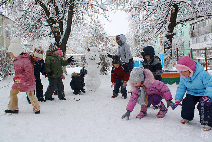 Школьники лепят снеговика