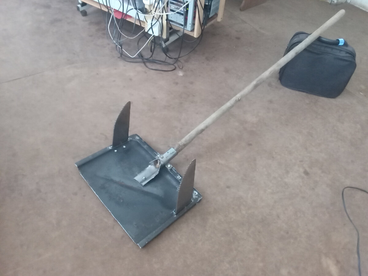 Общий вид моей лопаты.Обработана конечно грубо,но надо было срочно чистить снег с крыши. 