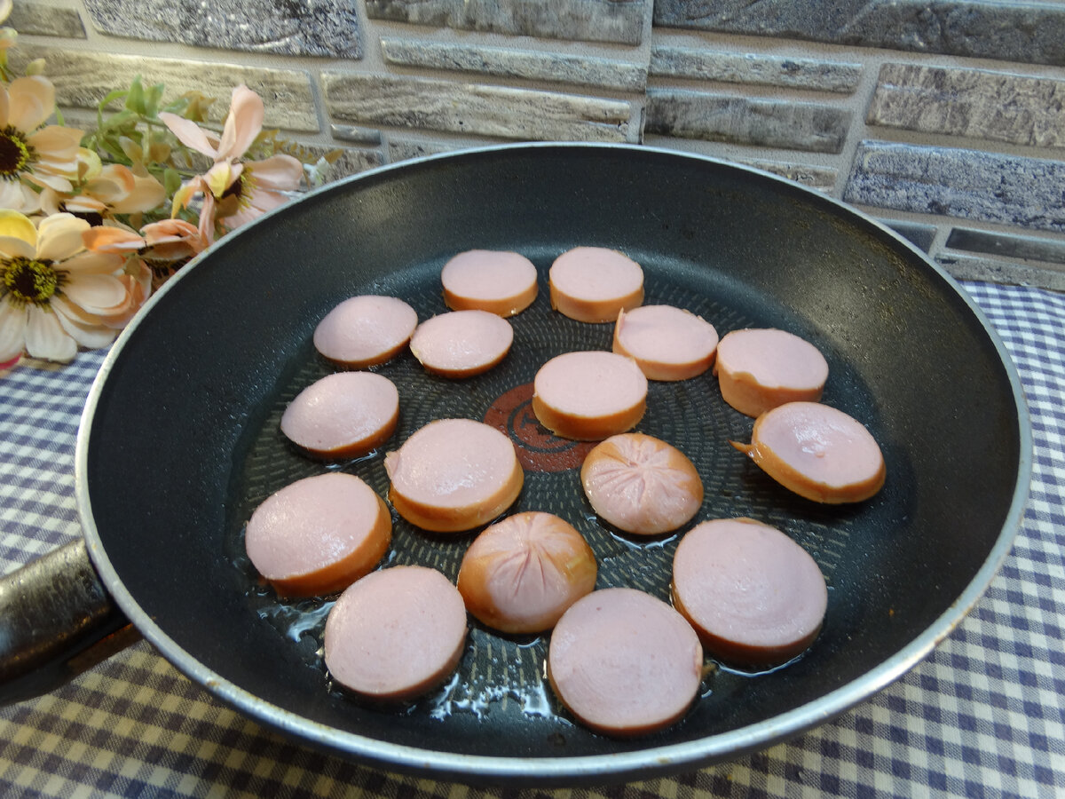 Омлет на сметане с сардельками и помидорами | Готовим вкусно дома/  Кулинария/ Рецепты | Дзен