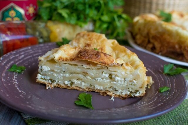 Вкуснейший пирог из самых обычных продуктов! Ленивая ачма из лаваша — простой вариант грузинской ачмы, слоеного пирога с сыром. Далеко не всегда есть время и желание готовить полноценное тесто, именно тогда и приходит на помощь вариация этого блюда, в которой вместо теста используют лаваш.