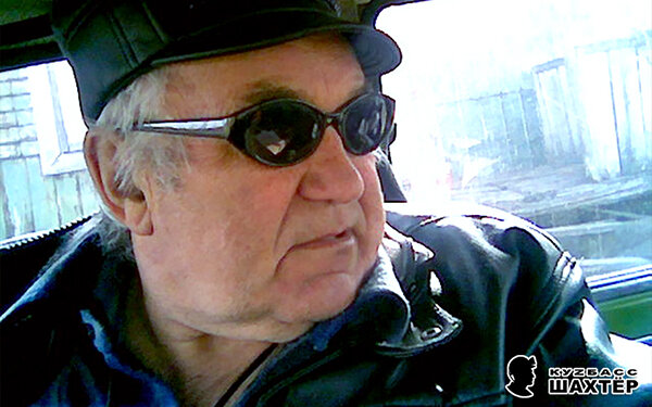 Фото автора. Я ездил в тёмных солнцезащитных очках. Отец меня как-то спросил: «Ты в них что-нибудь видишь?» Отвечаю ему: «Да, вижу. Примерь, сам посмотри». В этот момент я и запечатлел отца в солнцезащитных очках.