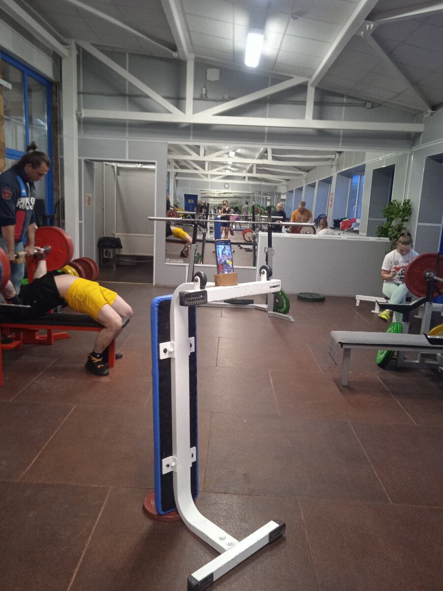 Для съёмки своего жима я прислоняла телефон к деревянному бруску. Бывают и более прикольные конструкции... Фото автора