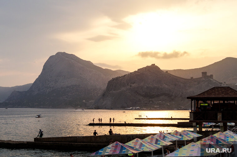    Идея освободить Крым от России является смешной, заявил Эндрю Наполитано