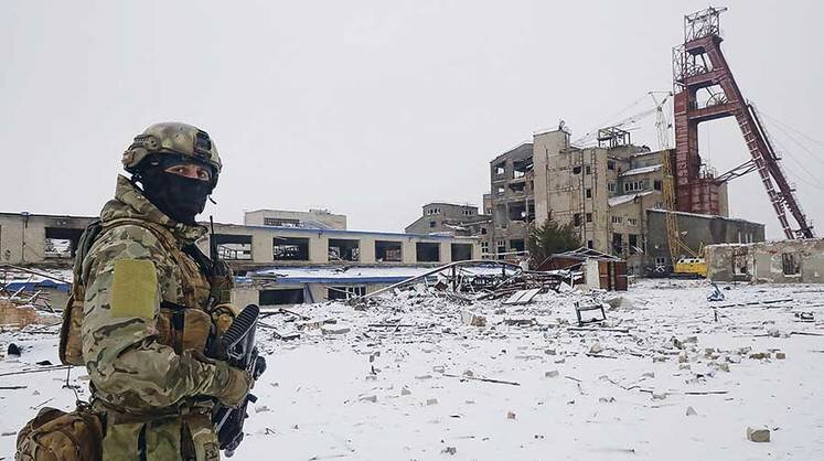    ИВАН НОЯБРЕВ/ТАСС Боец ЧВК «Вагнер» на улице в Соледаре. 12 января 2023 года город был полностью освобожден от подразделений украинской армии