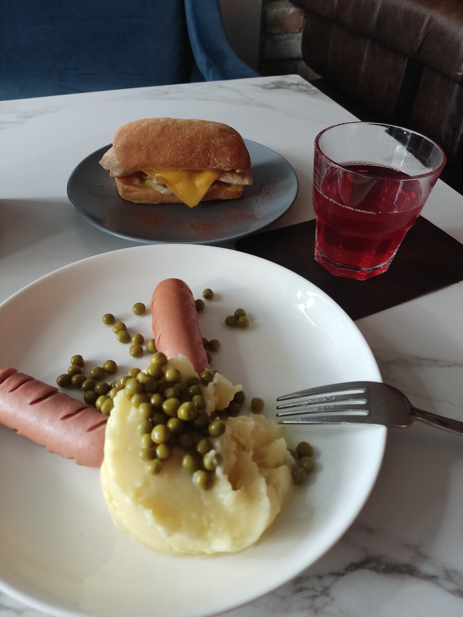 Зашла в кафе перед аттестацией 