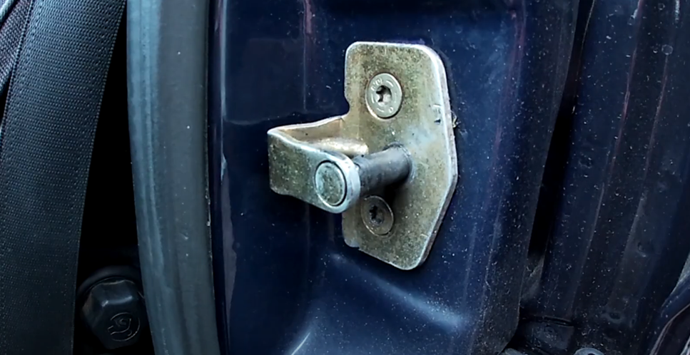 Дверь авто плохо закрывается. Захлопнулась дверь авто. Автомобильная дверь. Рено меган 2 водительская дверь. Дверь авто плохо закрывается.