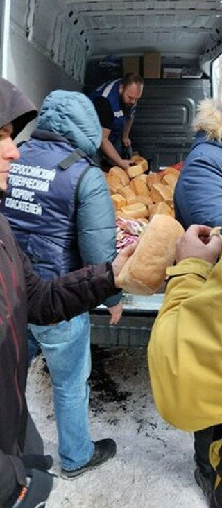    Жителям разрушенной войной Попасной привезли продуктовые наборы. В городе остаются более 250 человек