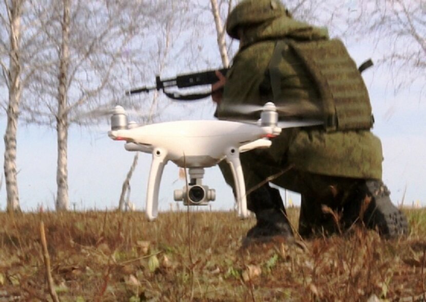     Кввдрокоптер и военнослужащий ВС РФ / Министерство обороны РФ