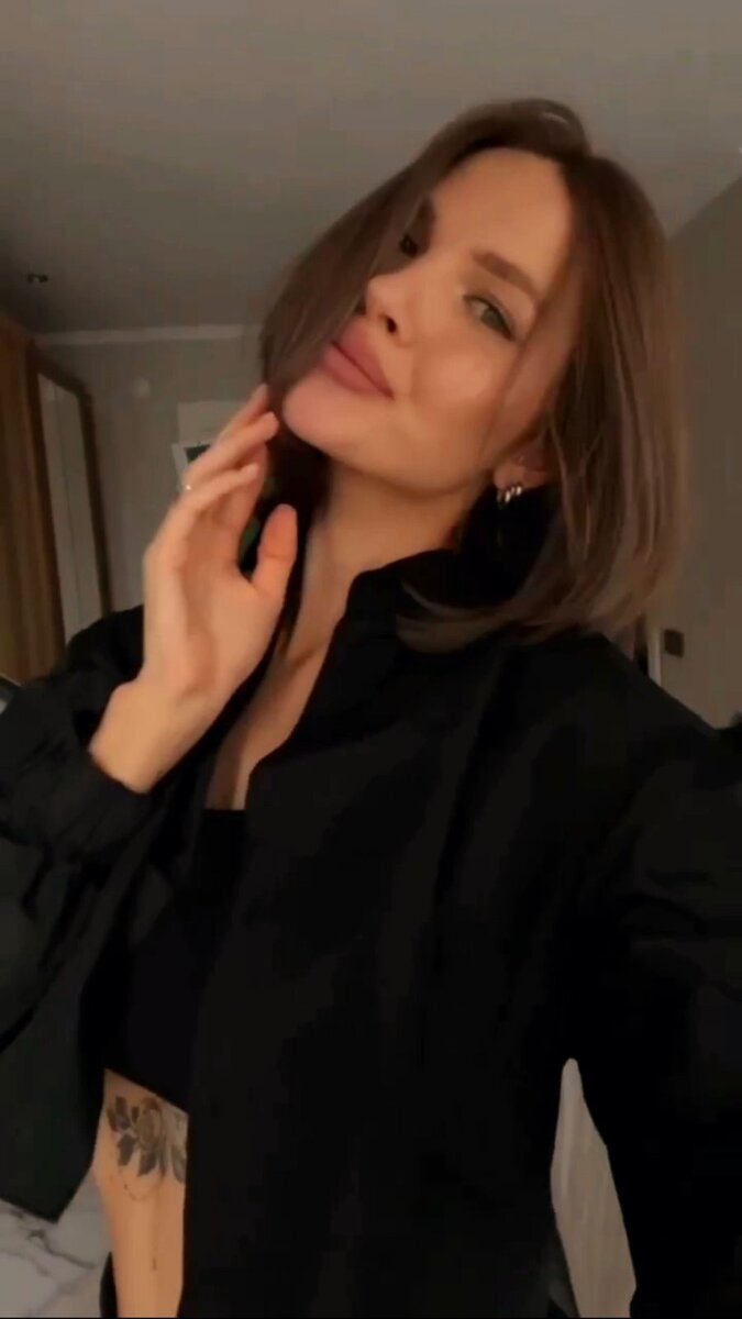 Анна перекрасилась в брюнетку 