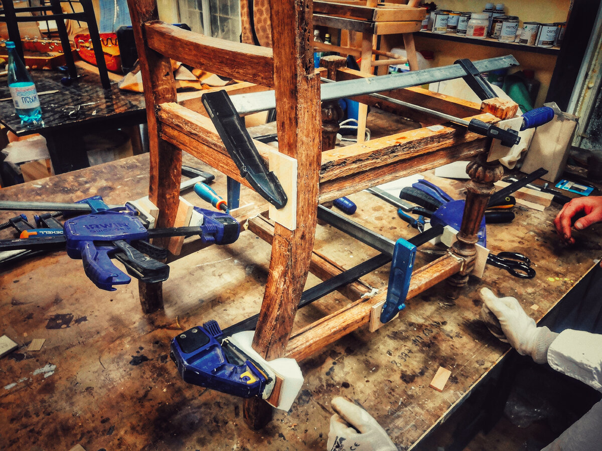 Стул был в плохом состоянии, его ножки были разбиты, и резьба по дереву была повреждена