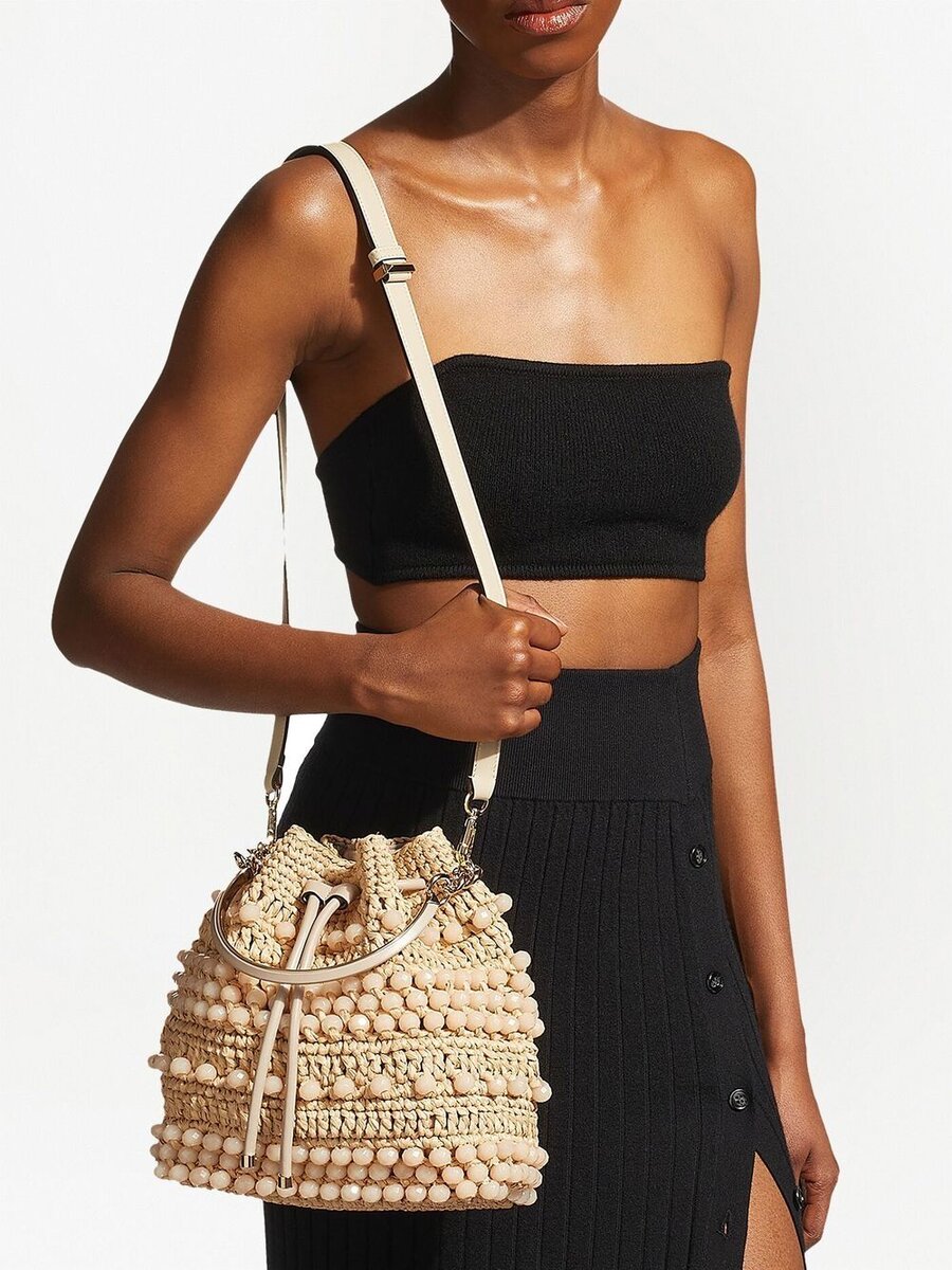 Источник фото: https://www.farfetch.com/uk/shopping/women/jimmy-choo-bon-bon-bead-embellished-bucket-bag-item-18342407.aspx?storeid=11276