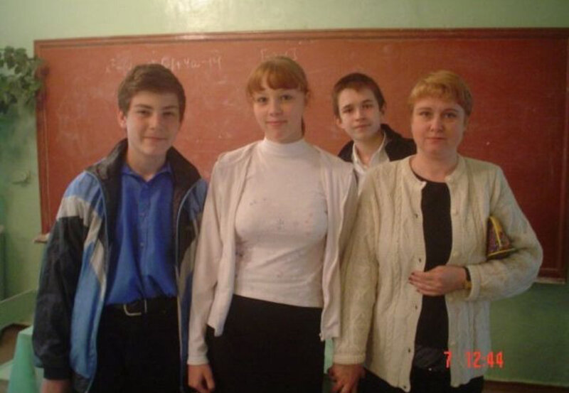    Полина Диброва (вторая слева) в 13 летСоцсети Полины Дибровой