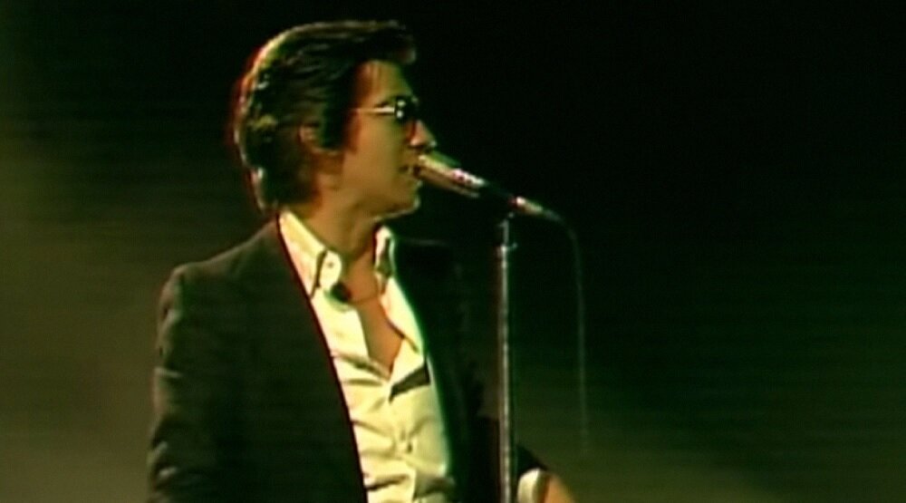     Кадр из клипа «Sculptures Of Anything Goes»