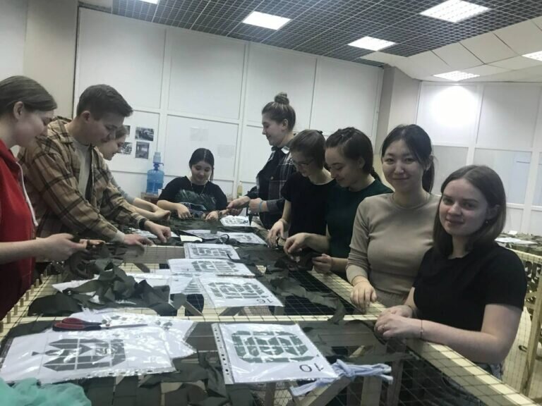    В Саракташском районе в селе Черный Отрог начали плести маскировочные сети для бойцов СВО Кристина Просвиркина