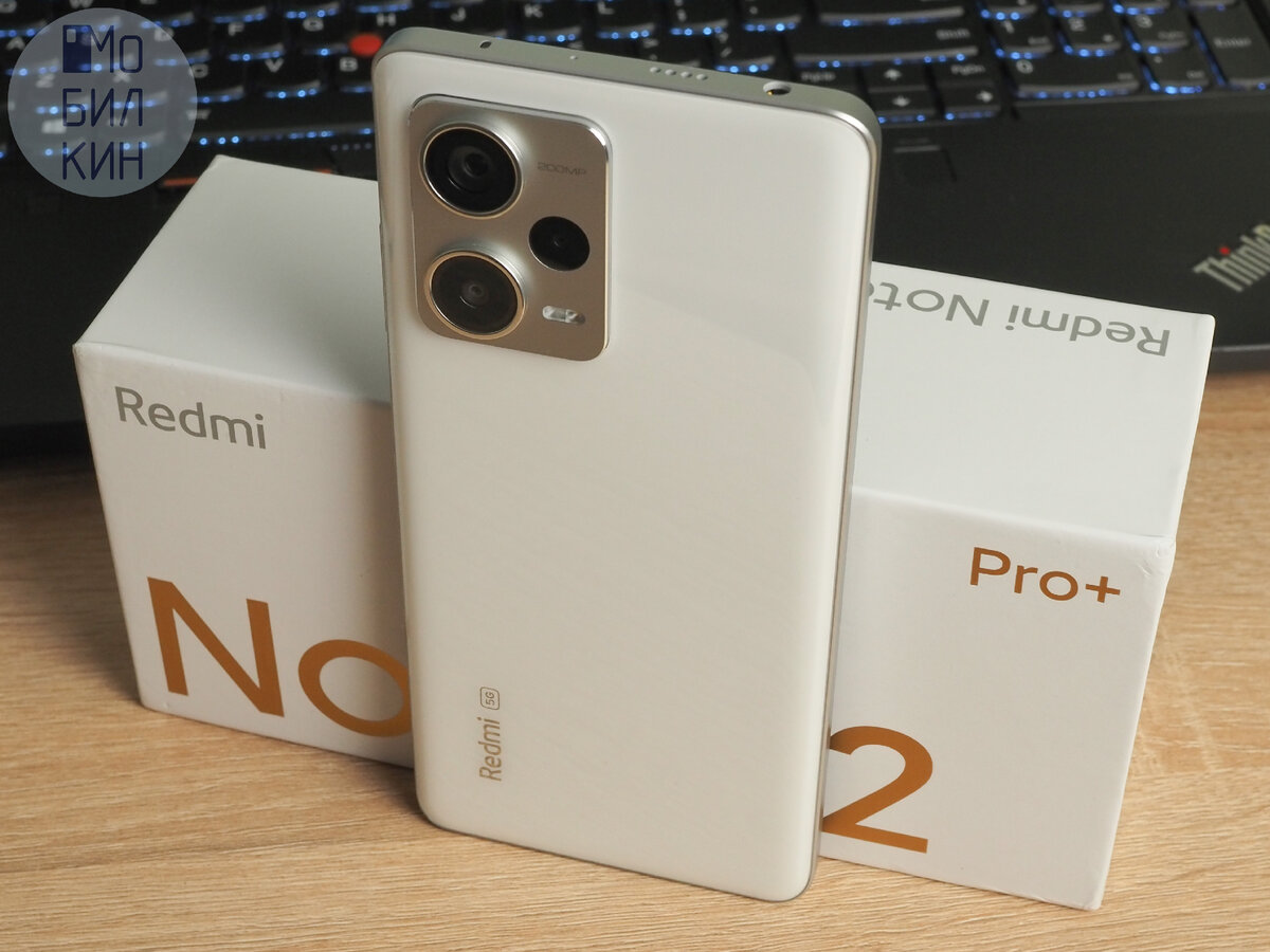 Белый цвет выглядит не так скучно за счёт другого цвета блока камер